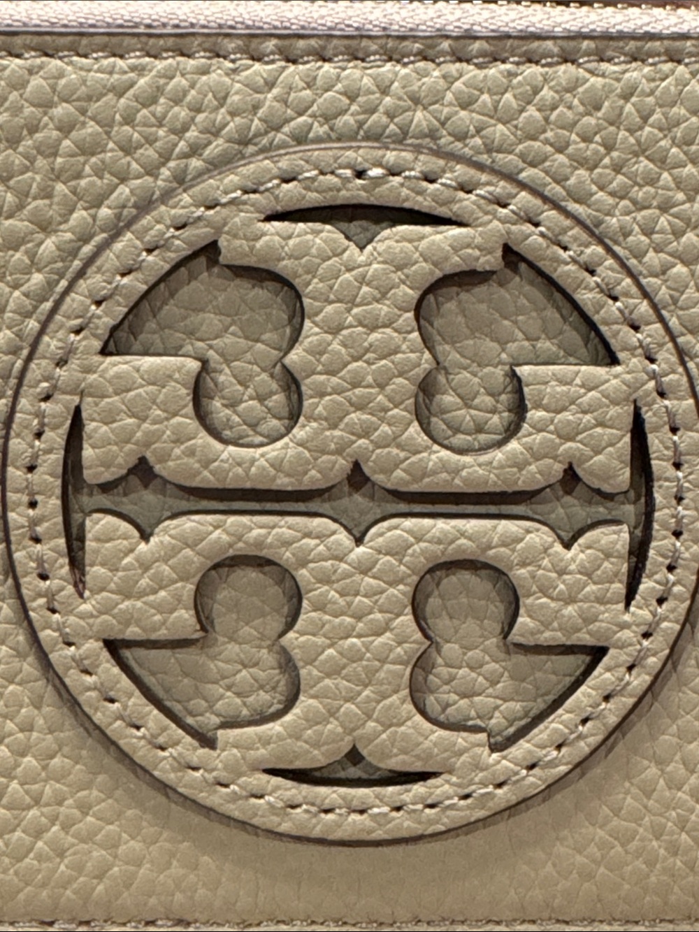 Tory Burch Pebbled Leather Wristlet/Cardholder in Sage Green NWT - Picture 2 of 5